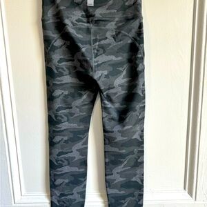 Vuori camo leggings! These are SO cute and comfy!! Size xs